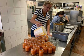 Selbstgemachte Marmelade abfüllen - Hotel Wastlhof Familienurlaub in Tirol